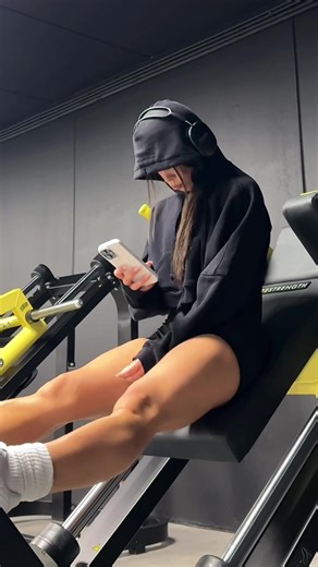 favorite meeting with myself new @Gymshark lift seamless live 29th January. wearing the all in one - code dolla10 workout: 1. hack squat 4x max of reps 2. seated cable lat pulldown 4x10 3. goblet squat lunge squat lunge 3x6 4. row into biceps into press 3x10 5. pike push up 3x10 (option knees in the ground) always 45sec rest between every set. 1min30 for the hack squat.