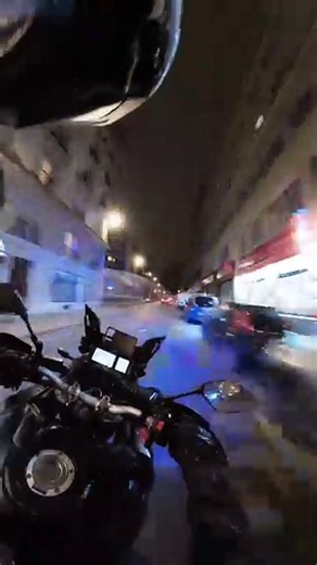 Course-poursuite à moto dans Paris