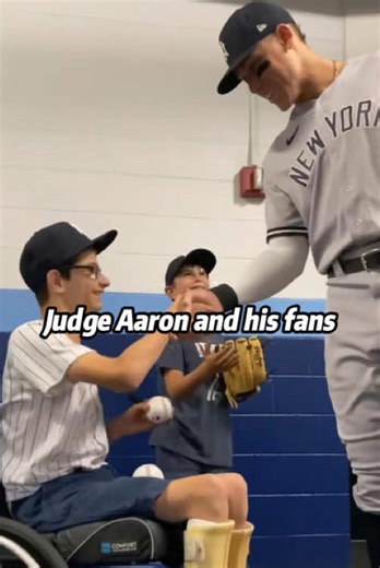 Judge Aaron is always happy to do things that make his fans happy.⚾️❤️ #AaronJudge #Yankees #JudgeForThePeople #BaseballFan #mlb
