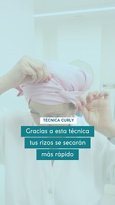 🩵 ¡Esta técnica se llama plopping y te va a ayudar a secar tus rizos más rápido. Solo tienes que, con el cabello totalmente mojado 💧, colocar la toalla de la forma que te muestro en el vídeo y esperar unos ⌚ 15-20 minutitos. ¡Verás como tus rizos se quedan súper encogidos y se secan todavía más rápido! 🤩 | Campos Curlyhair