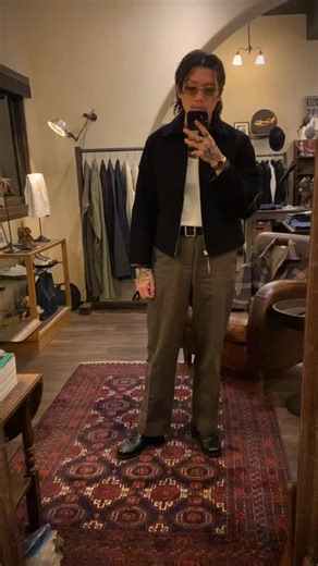 NEUTRAL & Co on Instagram: "———————————————————————— ［ G&F Co. - 1950s Melton Cossack Jacket 50年代麥爾登羊毛運動夾克 ］ 日本 G&F Co. 經典單品 - 羊毛運動夾克再現！ 靈感版型考究來自50年代 並使用高質感麥爾登羊毛，它具有過去美好時光特有的粗糙質感 皮革部分使用棕色茶芯馬皮製作，高級質感呈現 極短版版型，上身俐落挺拔，內襯使用法蘭絨漸層格紋，細節滿點 Sports Jacket 一直備受復古玩家們的喜愛 如果您也沈浸在這種復古氛圍，這款不容錯過！ - Material : Cotton 100% , Horse Leather Color : Black Size : 36 / 38 / 40 / 42 - Model Info : 175 / 65 著用 36 MADE IN JAPAN - @neutral_co_ NEUTRAL & Co 台中市北區梅川西路三段211號 - #gandfco #workwearstyle #heritagestyle #classicsty