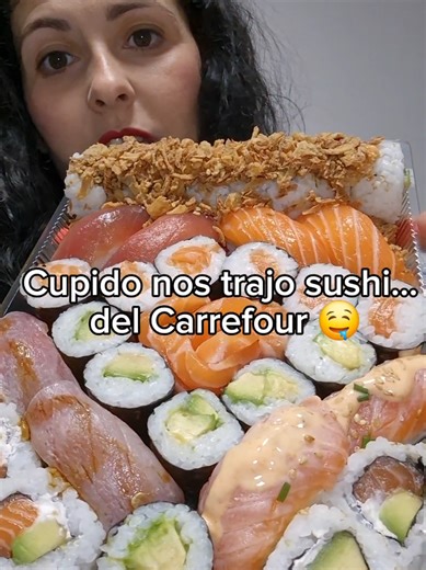 Probamos el sushi del Carrefour de Jaén 🍣 A mí personalmente me encanta y está buenísimo. La bandeja es de 36 piezas (nigiris, makis, sashimi y rolls variados) y llena bastante 😅 Precio: 34,99 € esta bandeja. En el vídeo tenéis la cata real… sin filtros 😂 Seguiremos probando cosas, 👉 sígueme para más reseñas reales #CarrefourJaen #sushicarrefour #ProbandoComida #ShusiSupermercado #sushi