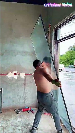 Window glass installer daily work: Single person lifts hundred-catty tempered glass
