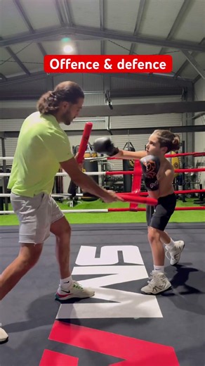 Boxing defence drills - force the fighter to keep one hand to guard him himself #boxingdrills#boxing