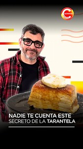 TARANTELA 🍏✨ un clásico postre que nos encanta 😍 ¡Contanos si haces la receta de @juanbraceli ! Caramelo: - Azúcar 200 g. Ligue: - Huevo 8 unid. - Azúcar 150 g. - Crema de leche 200 g. Armado: - Pan lacteado 20 rodajas. - Manteca 200 g. - Manzana 500 g (2/3 unid). - Jugo de limón. Decoración: - Helado a gusto. Preparación: 1. Derretir el azúcar en sartén, de a poco y removiendo cada tanto con cuchara de madera hasta lograr un color marrón clarito. Acaramelar la budinera. 2. Batir los 8 huevos 