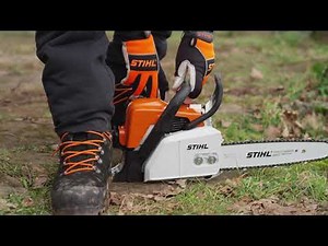 Δείτε πως να εκκινήσετε ένα αλυσοπρίονο STIHL MS 170 ακουμπησμένο στο έδαφος.