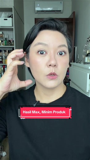 Sharing my tips for a flawless finish, no dempul. Jangan lupa skinprep sesuai tipe kulit. Mau pake primer atau setting spray juga boleh, di video ini aku enggak pake. Pilih foundie yg sesuai kulit juga. Tambah tinggi coveragenya, tambah sedikit produk yg dibutuhkan. Tools enggak masalah mau pake apa, yg nyaman aja buat mu. Foundation: Dear Me Airy Poreless Powder: CdP 1 Blush: Heme 01 Mascara: Wardah Hi Impact Eyeshadow: Dear me x Wilsen Willim Lips: Little Ondine 05 #makeuptips #makeupreview #d