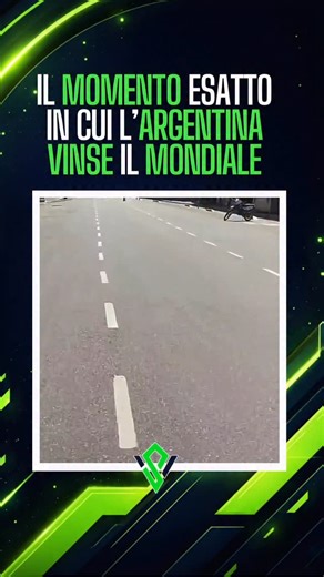Vstart on Instagram: "C’è un secondo preciso in cui tutto si ferma. Le strade si svuotano, il tempo rallenta, il silenzio dura un battito di cuore. È l’istante in cui l’Argentina diventa campione del mondo. Subito dopo, però, esplode tutto. Clacson, urla, bandiere, lacrime. Una città intera che si riversa per strada, un popolo che finalmente può gridarlo: il Campionato mondiale di calcio è tornato a casa. Non è solo una vittoria sportiva. È una liberazione collettiva. Un ricordo che resterà inci