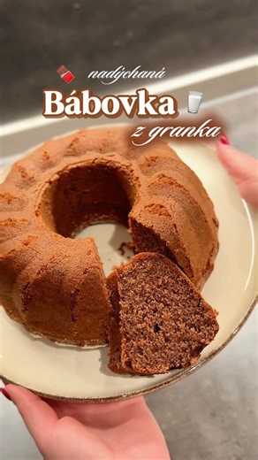 Kateřina Látalová on Instagram: "Tuhle bábovku musíte vyzkoušet! 🤎 přítel mi na ni řekl, že je to ta nejlepší hned po bábovce ala skořicový šnek!😄💪🏻 nadýchaná, vláčná a chuťově vážně skvělá! Ulož si a rozhodně taky vyzkoušej!😍 BUDEŠ POTŘEBOVAT: 🥚3 vajíčka 🍯 100g cukru 🧈 120g rozpuštěného másla 🍓 2 lžíce jahodové marmelády 🍞 250g hladké mouky 🥄 1 kypřicí prášek 🥄 1 lžička skořice 🍫 70g granka 🥛 200ml mléka V robotu vyšleháme vajíčka s cukrem do světlé pěny, poté přilijeme rozpuštěné