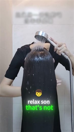 This woman used a lot of shampoo to wash her hair！