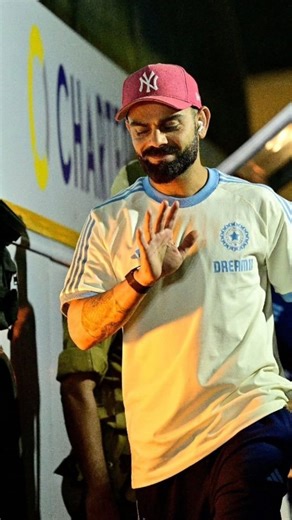 𝘾𝙧𝙞𝙘𝙠𝙚𝙩 on Instagram: "1997년 개봉한 영화 Titanic은 잭과 로즈의 운명적인 사랑을 통해 비극 속에서도 오래 남는 감정의 깊이를 보여주는 작품입니다. 화려한 연출보다 인물의 감정에 더 집중한 제임스 카메론 감독의 스타일은 지금 다시 봐도 묘하게 가슴을 울리죠. 배가 침몰하는 장면이 아닌, 두 사람이 서로를 바라보던 순간들이 더 강하게 기억에 남는 영화이기도 합니다. 이 감정을 완성해주는 곡이 바로 셀린 디온의 *“My Heart Will Go On”*입니다. 처음 들으면 잔잔한데, 어느 순간 자연스럽게 가슴이 벅차오르는 느낌을 줍니다. 특히 후반부의 고조되는 보컬은 영화 속 잭과 로즈의 마지막 장면과 겹쳐지면서 괜히 마음이 서늘해지기도 하고요. 많은 분들이 “이 노래가 나오면 왜 그 장면이 자동으로 떠오르는지 모르겠다”고 말하는데, 그만큼 영화와 음악이 자연스럽게 얽혀 있는 곡입니다. 1998년 아카데미 주제가상을 비롯해 여러 상을 휩쓴 건 단지