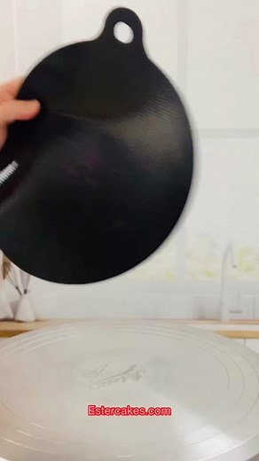 Easy way to make cow 🐄 print with buttercream, no fondant needed 😍 Pipe the black buttercream using big round tip and cover it with parchment paper. Smooth it out with your finger to the desired shape and freeze it for about 15 minutes and then peel the parchment paper, and you get the cow print, easy right 😘 Teal smooth hound and smooth pup cake comb from Estercakes.com I m using Fondx from @caljava for the fondant details I m using Swiss meringue buttercream as always. If you are wondering 