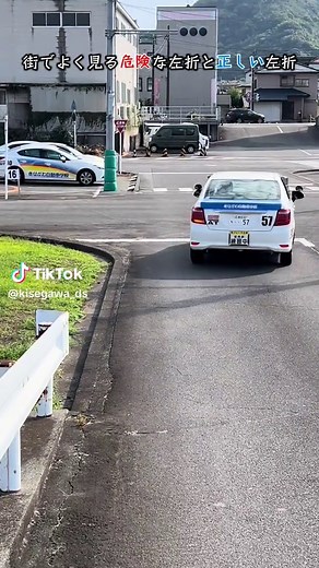 左折の危険な方法を教示する自動車学校の指導員