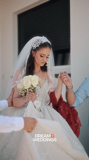 ✨ Një moment i mbushur me dashuri e emocion – babai, nëna, vëllai dhe motra shohin me krenari dhe mall vajzën/motren e tyre. Sytë flasin më shumë se fjalët, dhe ndjenja e familjes i jep këtij çasti një magji të veçantë🤍 | Dream Weddings