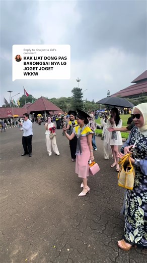 Replying to @tica just a kid bukannya gamau ngeliatin kak…, jujur ini barong ada aja kelakuannya🤣 MAAF KL GA PROPER VIDEONYA🙏🏻