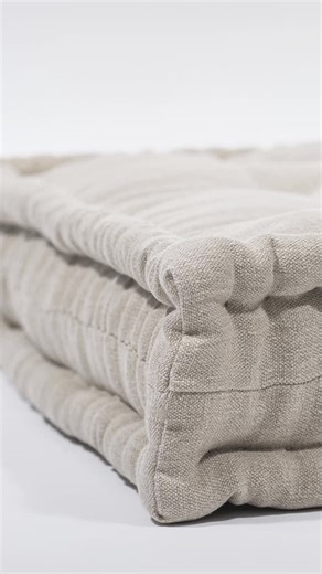 F U T O N I T A L Y on Instagram: "Un materasso artigianale Futon Italy nasce a mano, uno alla volta. Dentro, solo materiali naturali scelti con rigore. Fuori, una forma essenziale che parla di equilibrio e durata. Ogni strato sostiene il corpo senza forzarlo, accompagna il sonno senza imporre una forma. Con il tempo si adatta, si trasforma, diventa personale. Dormire Futon Italy significa scegliere un riposo consapevole. Autentico. Naturale. Profondamente umano. Vuoi saperne di più sui nostri f