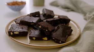 HEALTHY FRUIT AND NUT CHOCOLATE 🍫 Turns out chocolate doesn't have to be super unhealthy. Indulge in this guilt-free homemade fruit and nut chocolate. You'll find this recipe in Volume 4 healthy options, page 140 or check the first comment for the link. Like my page for more easy, tasty recipes or head over to www.twer.co.nz/ | The World's Easiest Recipes