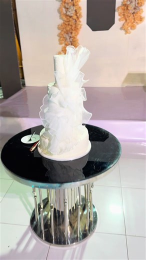 Very simple white wedding cake made for my simply gorgeous couple Ohene ❤️ Princess #TheKingsPrincess PRODUCTION TEAM Planning & coordination - @bigdayswithshermin Bridal Room, Trad & Reception Decor - @chrisville_hub ******************************** GLAM TEAM Bride’s makeup - @wildcutei Bride’s hair - @hairlegance_by_mich Bride's trad & wedding gown - @dash_line_clothing Bride's reception gown - @vai_han_ Bridal robe & thanksgiving outfit - @dianjas_collections Bridal bouquet & boutonnières & f