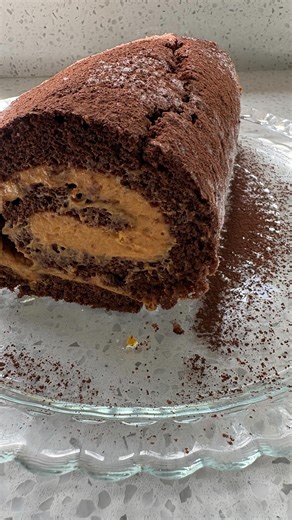 🍰 SJOKOLADE ROLKOEK 🍰 Al my ouma se resepte lê baie na aan my hart. Dit is ‘n “legacy” wat sy agter gelaat het vir haar kinders en kleinkinders. Al is sy vandag nie meer hier om dit vir ons te bak nie,het sy hierdie resepteboek vir ons agter gelaat sodat ons dit vir ONS kinders en mense kan bak. Dis vir my die rede vir my liefde vir kosmaak,om soveel generasies te motiveer om hulle voorskote af te stof en saam die potte en klitsers te laat roer. Resep: 3 eiers Halwe koppie strooisuiker 1 teele