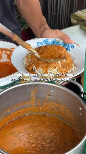 Main ke Bogor on Instagram: "Tiap dengar “toge goreng”, pasti langsung mikir: ini sebenarnya digoreng atau bukan? Kuliner khas Bogor yang satu ini memang unik dari nama sampai rasa. Isinya simpel, tapi yang bikin beda ada di siraman bumbu tauco dan oncom yang dimasak sampai kental dan harum. Disatuin sama mie, toge, tahu, dan ketupat rasanya langsung kaya dan nagih. Salah satu yang sudah jadi legenda adalah Toge Goreng Pak Raisan, jualan sejak 1986 dan masih jadi incaran sampai sekarang. Kalau l