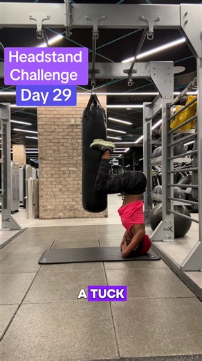 🤩 Headstand Challenge: Day 29🤩 ✨ Goal: Do a different version of a headstand each day. If you don’t get a variation on the first day you try, use as many days as you need until you get it 🤭 Today’s variation: Forward Bound headstand with knees bent Feel free to join if you want to improve your headstands or just get comfortable being upside down. If you need modifications, shoot me a message or leave a comment 🙌🏾 Wishing you well, Fam! #HeadstandChalkenge #Day29 #Inversions #Balance #WorkLi