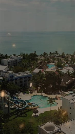 ¡Playa Blanca te trae la fiesta de fin de año más espectacular! 🥳✨ Diversión para toda la familia 👨‍👩‍👦‍👦 con nuestra gran cena show bailable internacional, donde los niños tendrán un espacio para divertirse a lo grande 👧🏻👦🏽🧒🏼, y el mejor todo incluido de Panamá presenta a el artista Colombiano Carlos Manjares con su show “Yo me llamo Silvestre Dangond” y por si fuera poco arrancamos el 1ero de enero con Aldo Ranks en nuestro Sunset Party desde las 6:00pm a orilla de playa, atardecer,