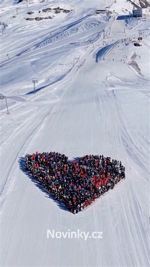 Novinky.cz on Instagram: "❤️‍🩹 K uctění památky obětí tragédie ve švýcarském resortu Crans Montana se sešli lyžaři a vytvořili formaci v podobě srdce. K tragédii došlo v místním baru Le Constellation během novoročních oslav, při níž zemřelo čtyřicet lidí. Zdroj: IG// @anthonyvuignier"