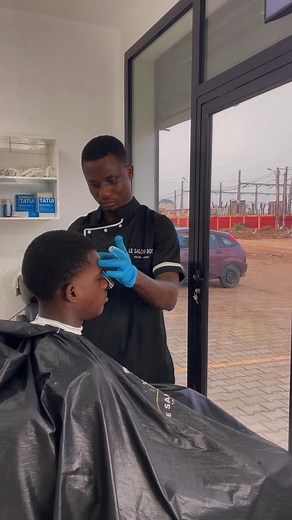 💈Coupe clean. Tracé parfait. Finition carré. Le Salon du Boss, c’est pour ceux qui aiment le travail bien fait. Que ce soit pour une coiffure parfaite, un soin ou un massage relaxant, notre équipe est prête à vous offir un service de qualité. Nous sommes ouverts : 💈Du lundi au jeudi: 8H30-20h00 💈Du Vendredi au Dimanche: 8h30-21h00 📍angré Djorogobité, en face de la base ClE 📍Carrefour Jules Vernes, Route d'Abatta ☎️ 225 0700616204 / 0777919182 #barbershop #coiffure #hairstyle #hair #soinduvi