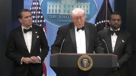 ¡ESCÁNDALO TOTAL! 🇺🇸El tirador de la Cena de Correspondientes de la Casa Blanca, Cole Allen, ACABA DE CONFESAR que iba directamente a por funcionarios de la Administración Trump. ¡Lo tenía todo planeado!Ahora la pregunta incómoda que la izquierda no quiere responder: ¿Quién lo radicalizó hasta convertirlo en un asesino en potencia?¿Fue la histeria constante de los medios de izquierda llamando “fascistas” y “amenaza a la democracia” a cualquiera que no piense como ellos? ¿Fueron las redes socia