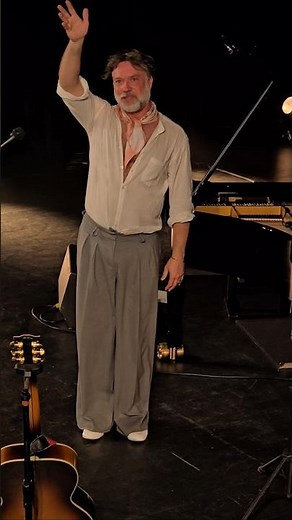 Rufus Wainwright says goodbye after a fabulous concert at Le Trianon, Paris