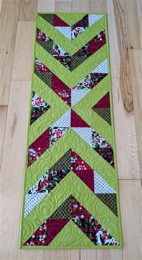 Quilted Christmas Table Runner: Red, Green & White Winter Decor - Etsy