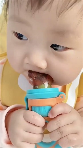 It’s So Easy for Babies to Eat Fruits with This Feeder Pacifier