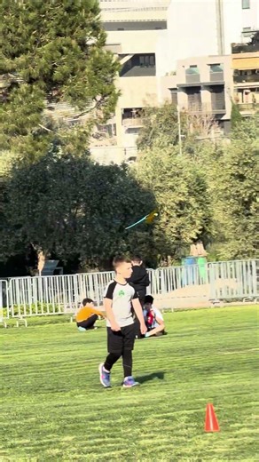 Σπάνιος παπαγάλος βρέθηκε στο πάρκο Νιάρχος πριν λίγο. Πιθανότατα από κάπου «δραπέτευσε»