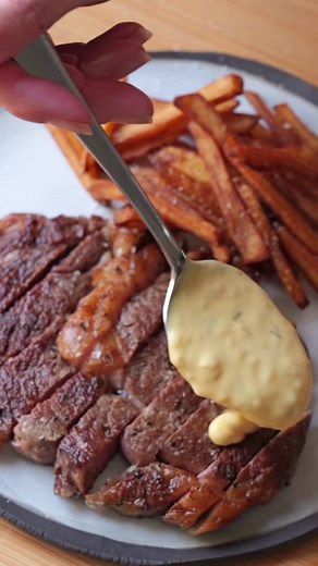 This is how you make bearnaise sauce, the ultimate steak sauce https://daenskitchen.com/steak-frites-with-bearnaise/ | Daen’s Kitchen