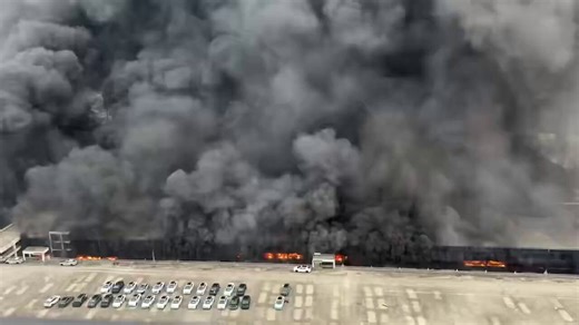 比亚迪工厂大火，浓烟翻滚、车间内烈火燃烧，据说数千工人未能走出工厂，习近平已安排蔡奇、王沪宁前往，压制与封锁伤亡信息。据逃出来的工友叙述，又演起了让领导先走的戏码！