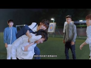 She asked the boy for his WeChat number and was rejected, and she is angry and beat him.