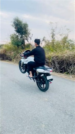 A stock TVS Apache 180 can perform powerful wheelies #ytshorts #wheelie #dhandanyoliwala