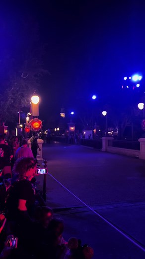 The Headless Horseman’s first ride of the season! #sharethemagictravel #waltdisneyworld #disney #magickingdom #halloween #mickeysnotsoscaryhalloweenparty #headlesshorseman