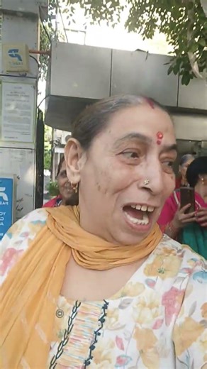 pahla kirtan mein aaya Karo ki Radhe Radhe gayak karo