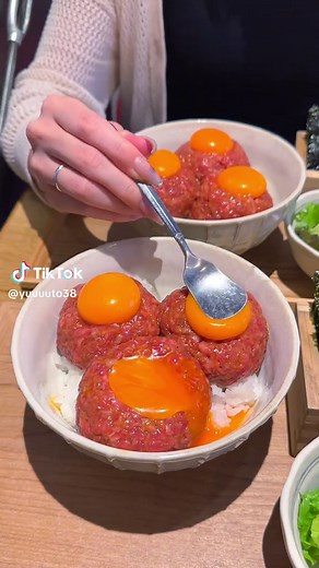東京ランチ: トリプルユッケ丼定食｜恵比寿で絶賛ランチ！