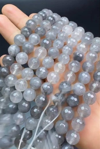 This crystal necklace is absolutely stunning! The translucent, gray-to-white gradient is like holding mist gently in your hand—cool and sophisticated. The subtle light refraction illuminates the entire image; it's captivating the more you look at it! It's simply a must-have low-saturation gemstone for any sophisticated woman—incredibly versatile! ❄️ #IceCrystal #NaturalCrystal #CrystalBeads #GreyWhiteCrystal #BeadSupplies #HandmadeBeads #JewelryMaking #GemBeads #CrystalLover #JewelryDesign #Clea