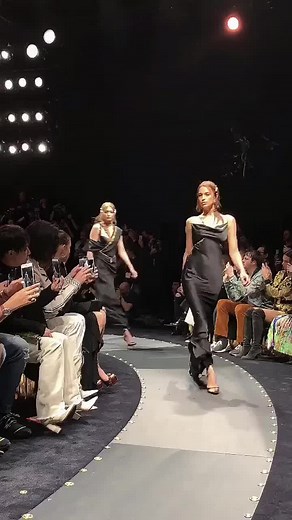 Versace Fall-Winter 2019 finale #runwayshows #supermodels