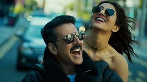 Akshay Kumar and Vaani Kapoors sizzling chemistry in Sakhiyan 2.0 song from Bellbottom - Watch