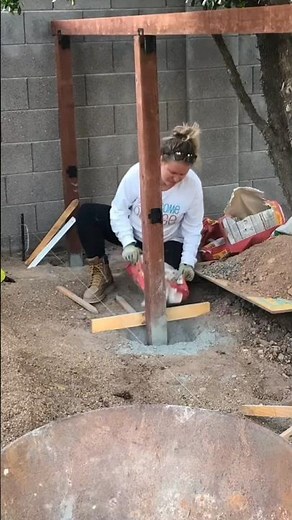 I built a modern privacy fence to hide my pool equipment! 🍊