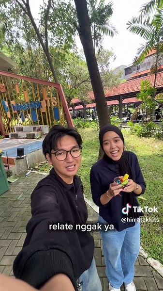 [Tekkover #1: Pick a Color Edition 🎨] Saatnya pick a color! 👀 Kira-kira apa aja ya rahasia anak Tekkim ITS yang bakalan terungkap🤔 Terus…kalau kalian ikut main, bakalan pilih warna yang mana nih? 🎨 Yuk tulis warna pilihanmu di kolom komentar! 💬 #KabinetMelangkah #HIMATEKKITS #ITSSurabaya HIMATEKK ITS 2025/2026 KABINET MELANGKAH