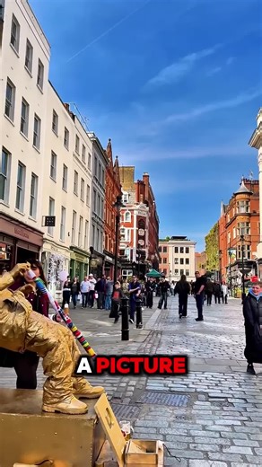 A 📷. #livingstatue