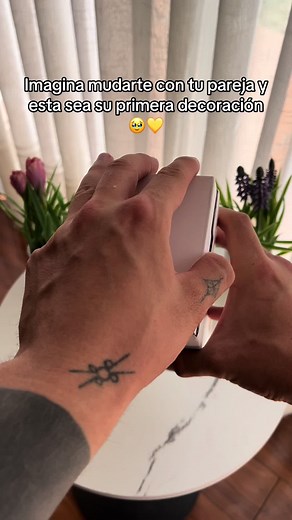 Esto marca un nuevo inicio 🌅💛 #moon #moonprojector #lamp #decor #homedecor si necesitas cambiar tu decoración, esto es lo que necesitas, la luna y un faro, la lámpara que proyecta la luna es ideal para tu decoración