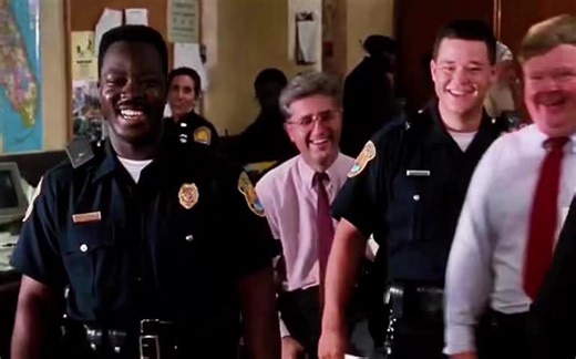 Un détective pas comme les autres débarque pour résoudre des affaires… très spéciales 😆 Ace Ventura est spécialisé dans les animaux, mais son comportement excentrique, son humour totalement déjanté et ses méthodes improbables transforment chaque enquête en véritable chaos. Un film culte rempli de rires, de scènes inoubliables et de l’énergie unique de Jim Carrey. Un classique de la comédie des années 90 à voir et revoir ! #AceVentura #FilmComédie #JimCarrey #CinémaCulte #Comédie90s