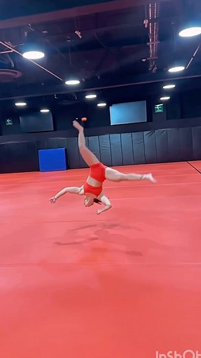 JULIETA MARTINEZ 💋 on Instagram: "🤸‍♀️🫶🏻"