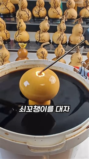 How to carve a unique pattern on a gourd bottle